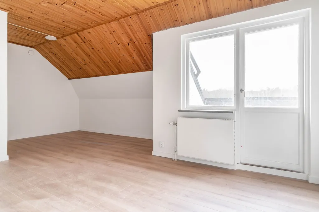 Toad - Renovated Brick House with Potential in Glimåkra