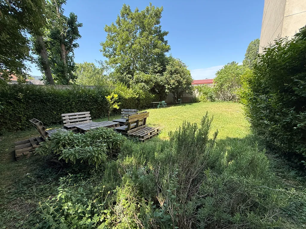Aed - Spacious 2-Bedroom with Garden View in Montreuil