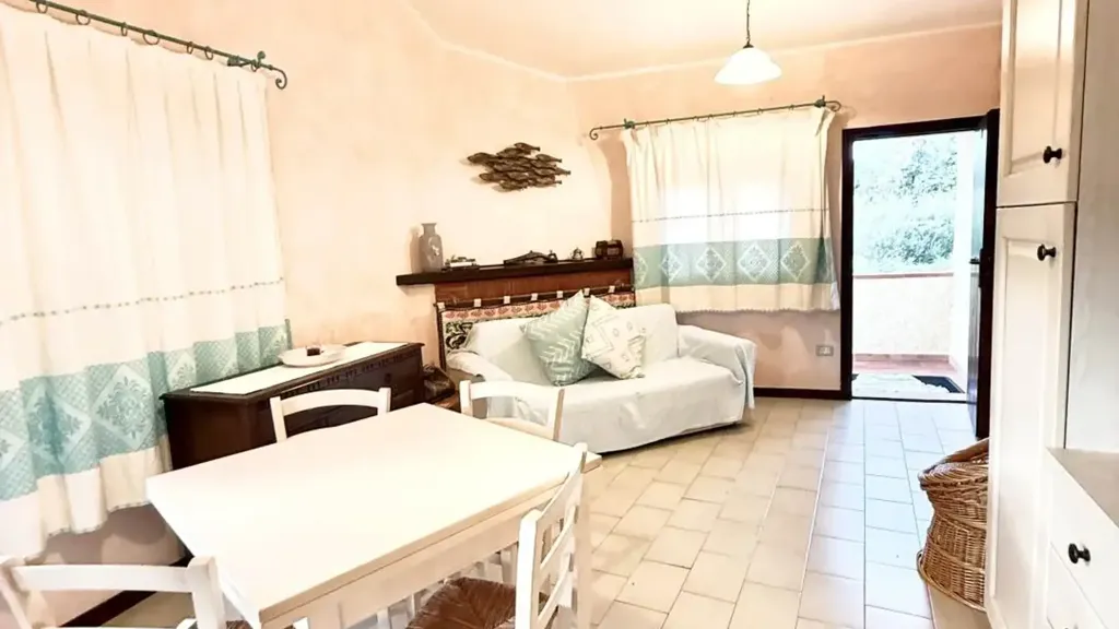 Dining Room - Rustic Apartment with Private Garden in Pula