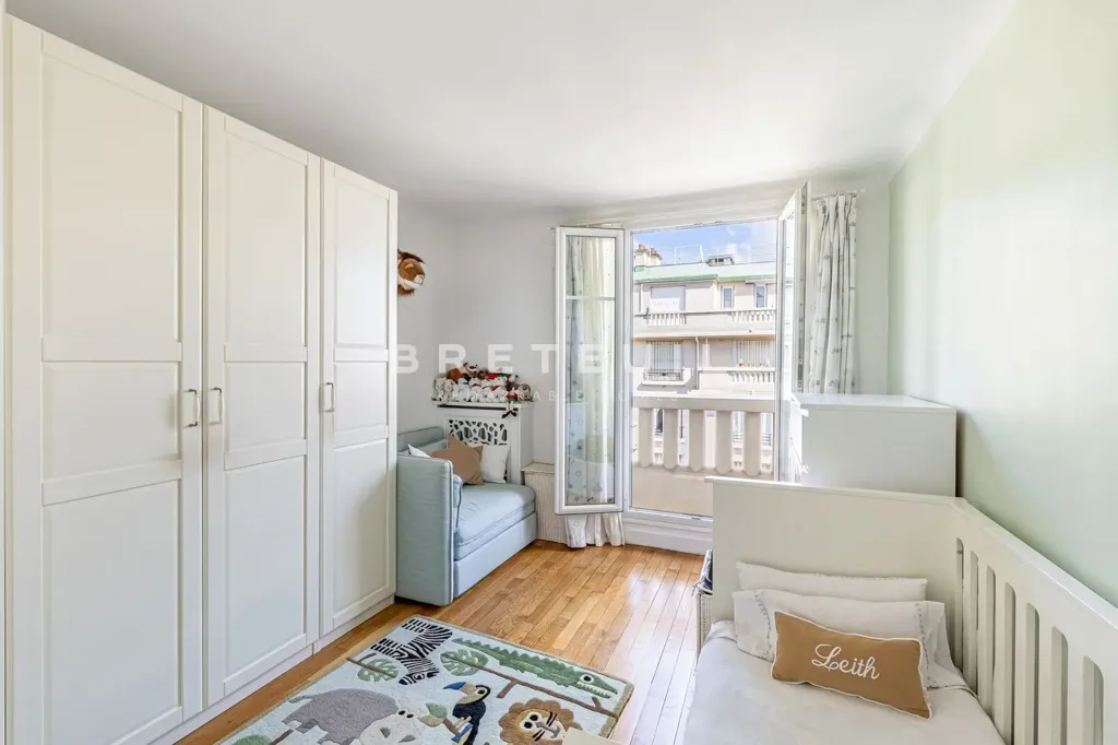 Bedrooms - Art Deco Flat with Balcony in Auteuil