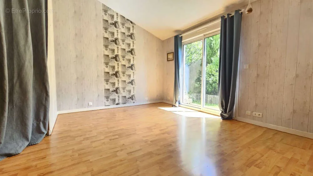 Chambres - Maison de Plain-Pied avec Jardin à Saint-Maxire