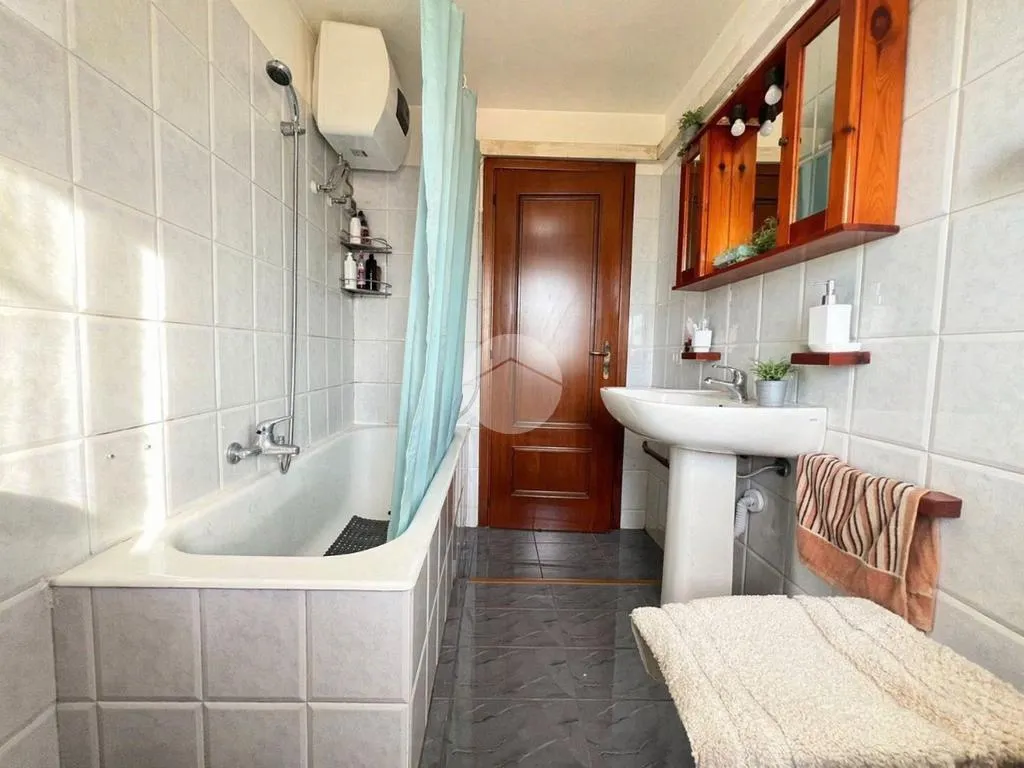 Salles de bain - Three-Bedroom Apartment with Balcony in Settimo