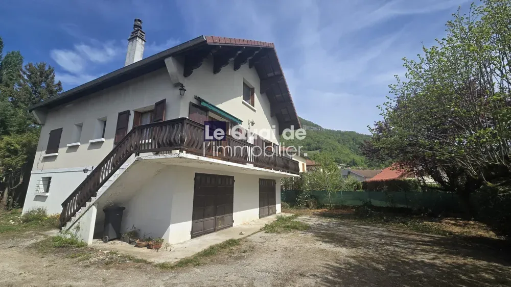 Exterior - Traditional House with Garden in Voiron