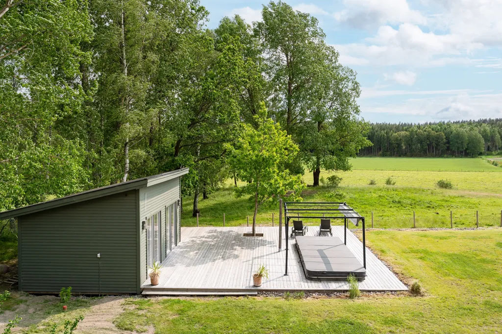 Aed - Modern Farmhouse with Pool near Norrköping