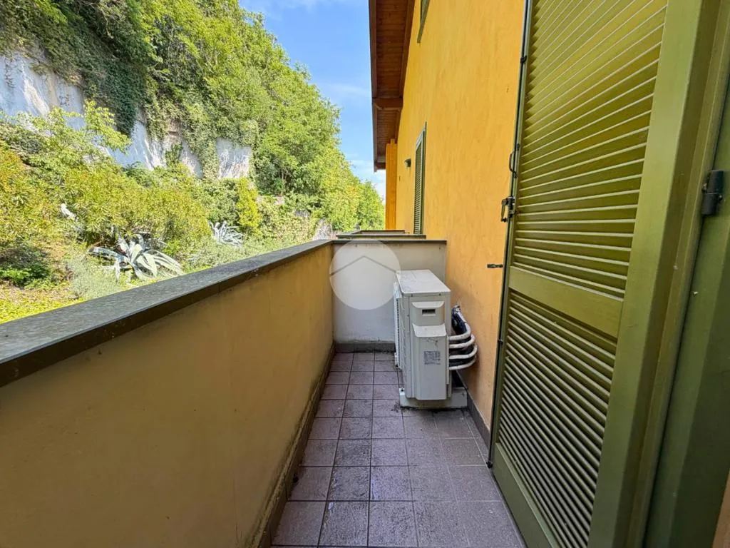 Balcon - Refined Two-Level Apartment with Lake View in Sarnico