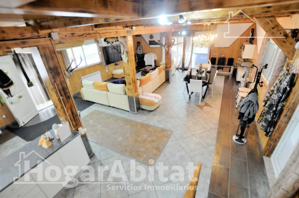 Séjour - Semi-New Chalet with Terrace in Monserrat