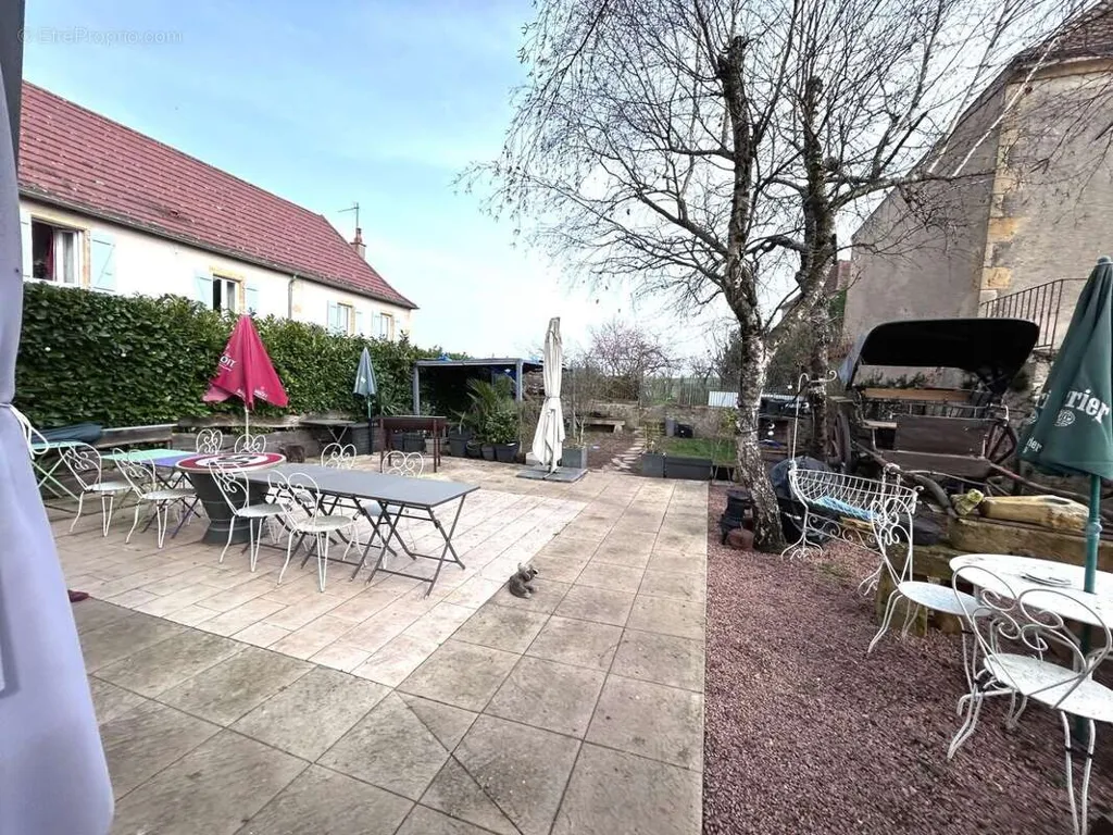 Aed - Mixed-Use Property with Commercial Space in Fleury-La-Montagne
