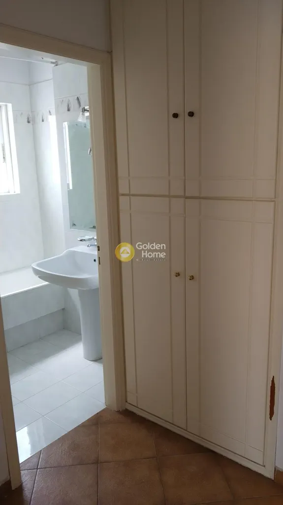 Salles de bain - Multi-Storey Building with Large Garden in Rafina - Neraias