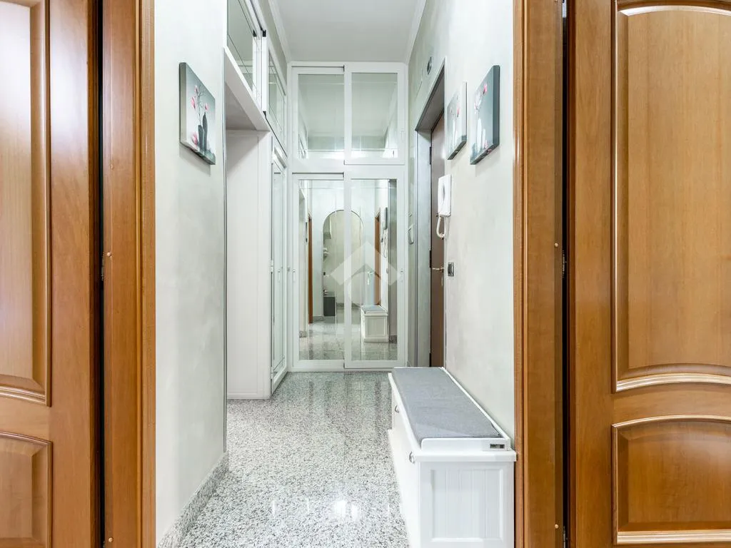 Entrée - 3-Room Apartment with Double Exposure in Rome