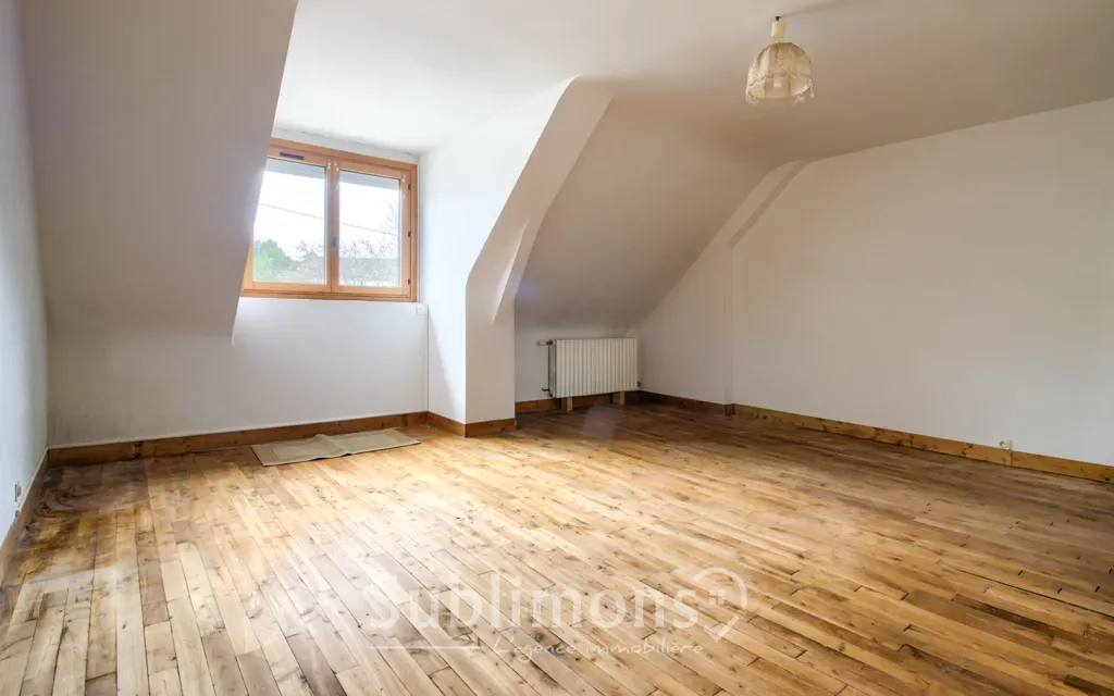 Pièces - Maison Lumineuse avec Balcon au Centre d'Elven