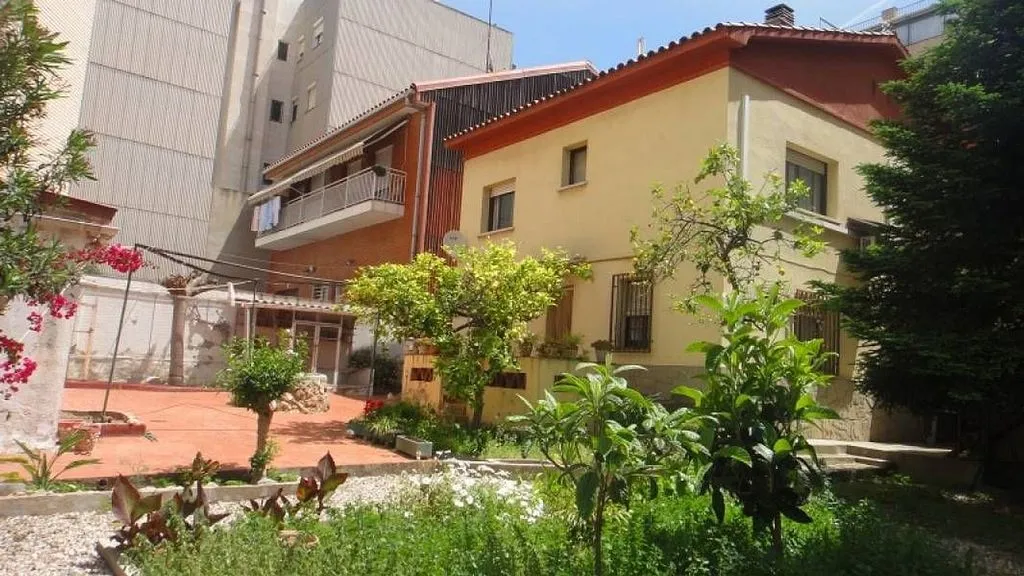 Jardin - Luxury House with Terrace in Cornellà de Llobregat