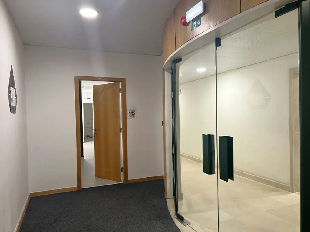 Esik - Office Space with Security in Lisbon