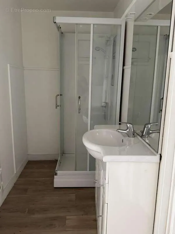 Vannitoad - Bright 2-Bedroom Apartment in Vernon