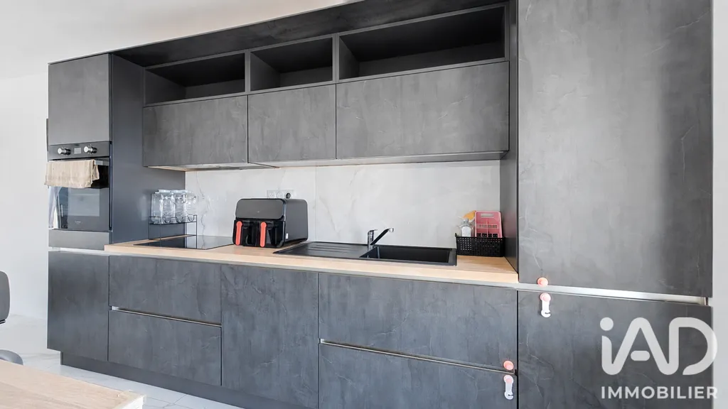 Cucina - Contemporary House with Pool in Allaire