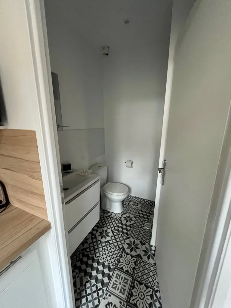 Bathrooms - Rouen West House with Jardinet