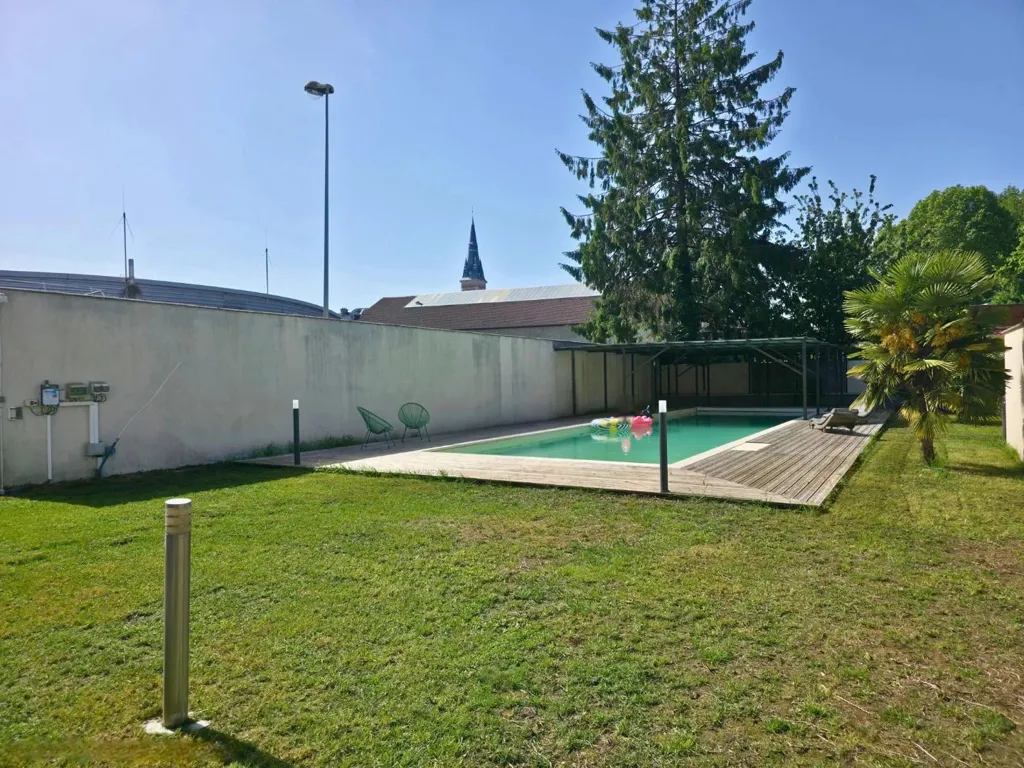 Villa Art déco avec Piscine à Caudry Centre