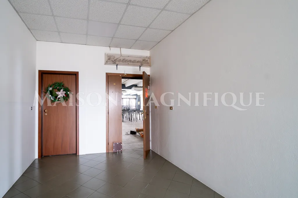 Esik - Ground Floor Office with Direct Access in Occhiobello