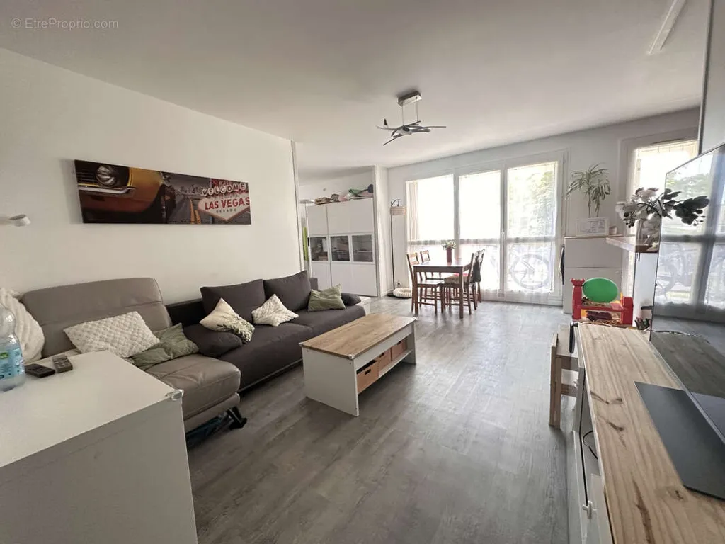 Elutuba - Bright 4-Bed Flat with Balcony in City Centre