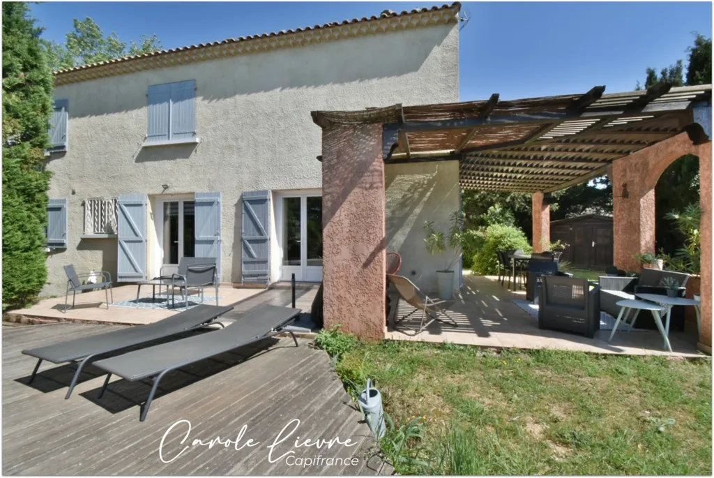 Terrasse - Maison avec Piscine et Terrain de 2000 m²