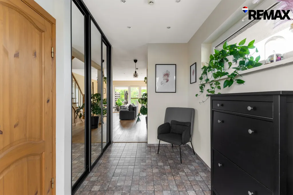Esik - Spacious 3-Bedroom Cottage with Terrace in Tarandė