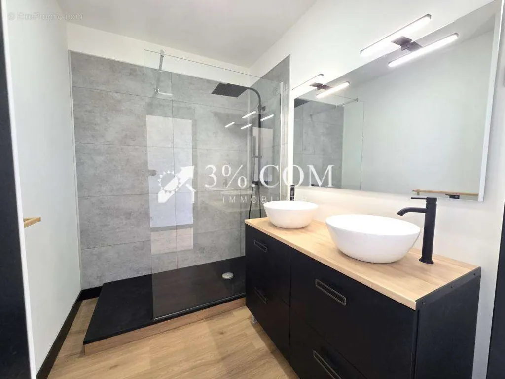 Salles de bain - Loft Lumineux avec Parking à Tourcoing