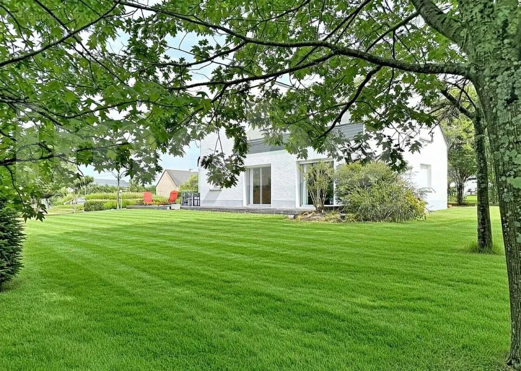 Garden - Architectural House with Garden in Ligné