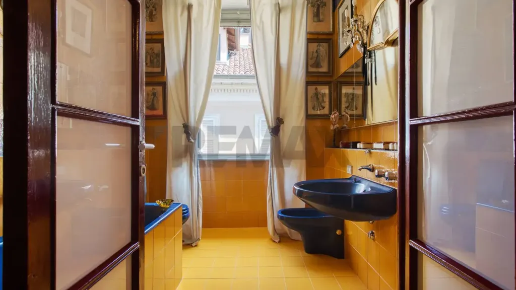 Salles de bain - Historic Apartment with Double Balcony in Novara