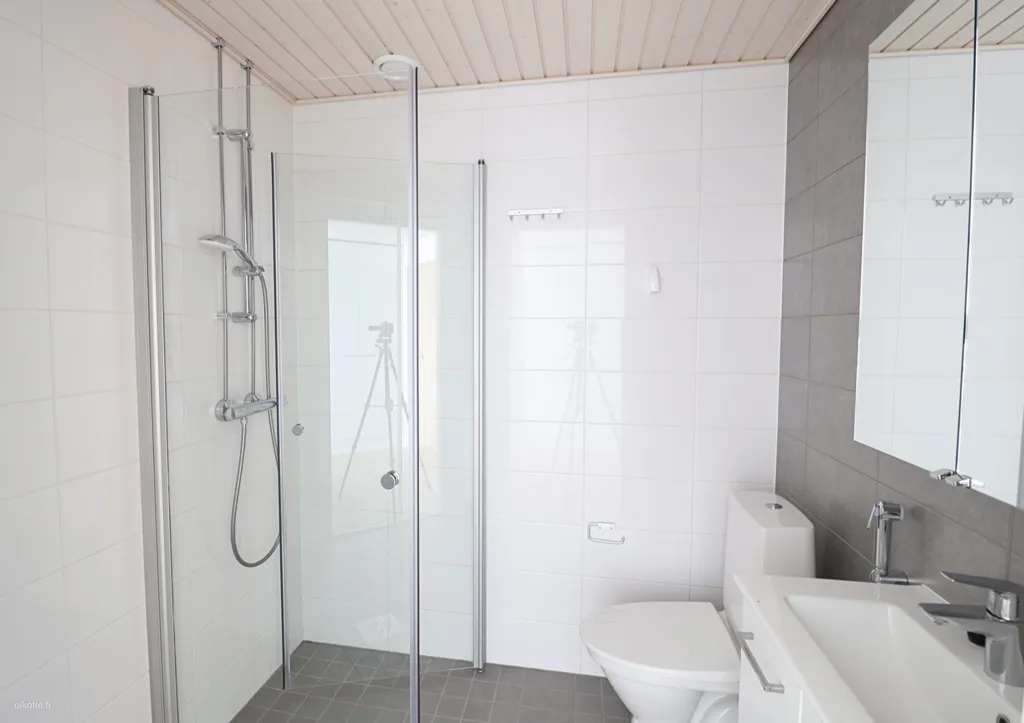 Vannitoad - Modern Studio with Balcony in Espoo Kokinniitty