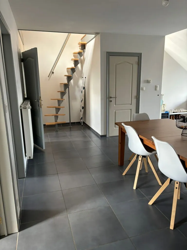 Salle à manger - Appartement Duplex avec Jardin Commun à Proximité de Mons