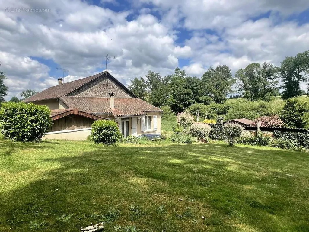 Jardin - Maison de Plain-Pied avec Dépendance dans un Cadre Naturel