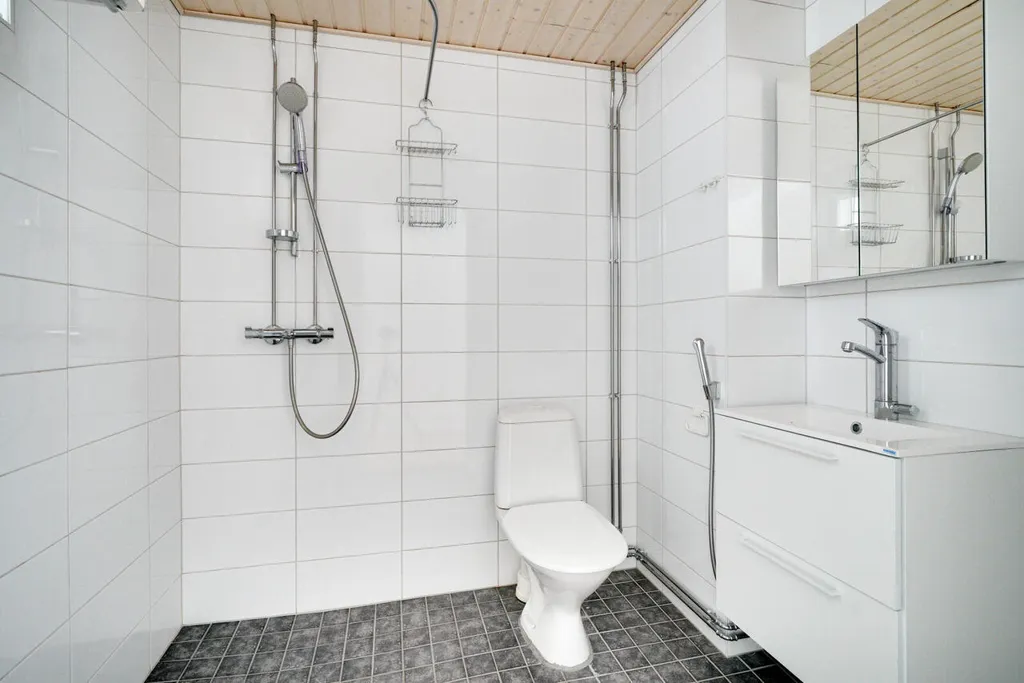 Salles de bain - Two-Bedroom Apartment with Balcony in Kauklahti, Espoo