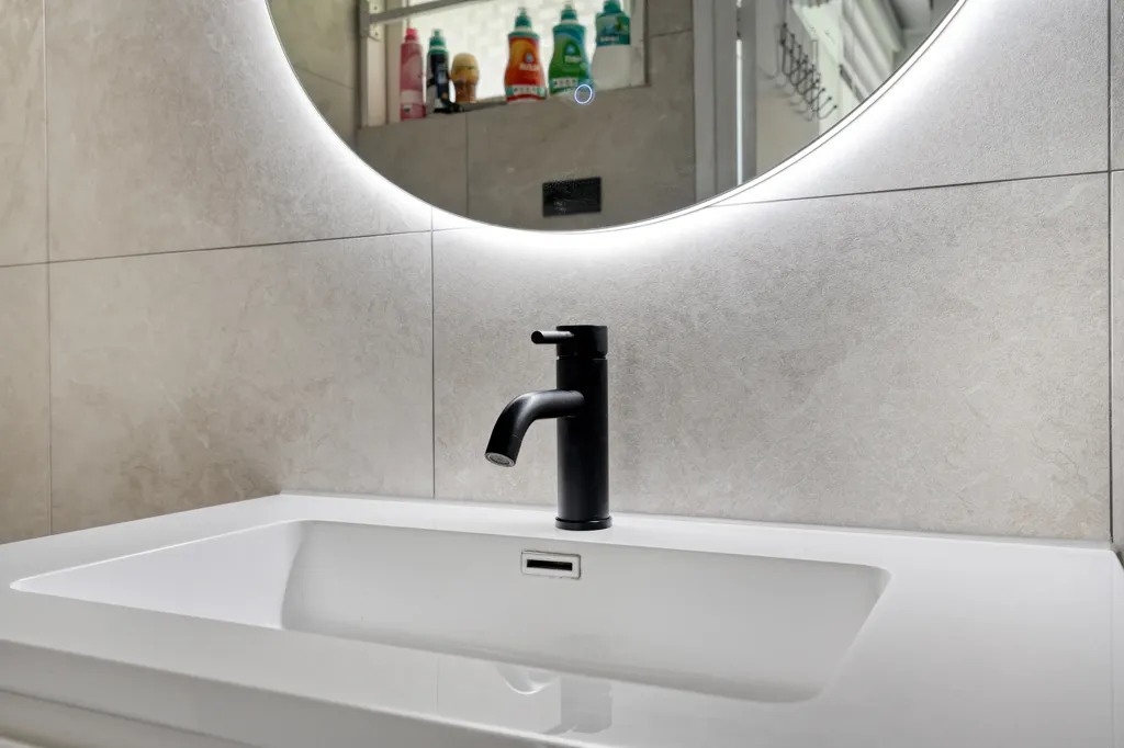 Salles de bain - Four-Bedroom Apartment with Balconies in Rotterdam