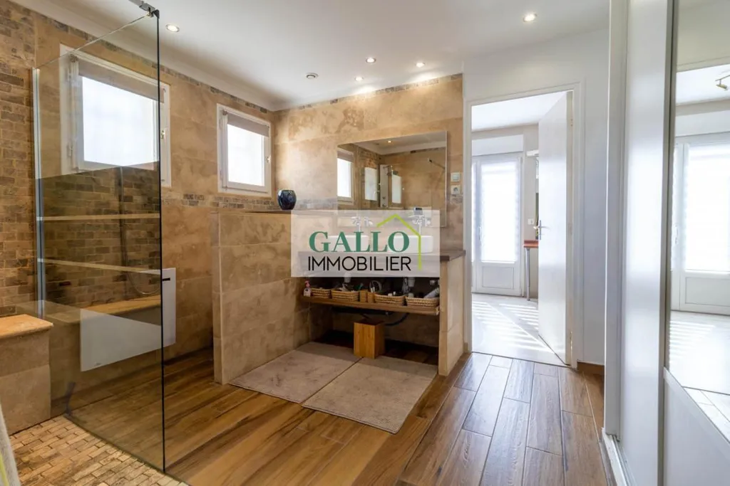 Salles de bain - Maison familiale avec piscine à Heyrieux