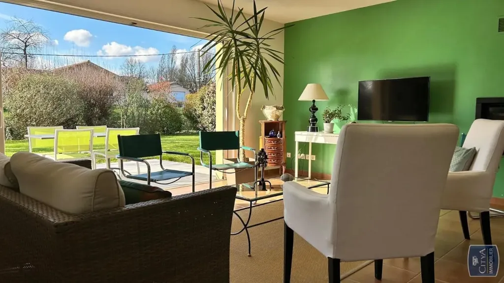 Séjour - Villa Indépendante avec Terrasses à Cuisery
