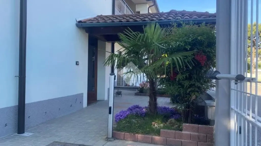 Esik - Bifamily Villa Portion with Balcony in Parabiago