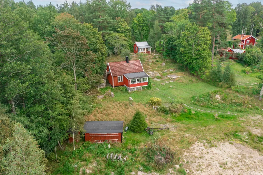 Õhuvaade - Lakefront Plot with Private Beach in Örebro