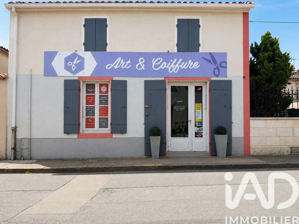 Coiffeur Salon with Parking in Nuaillé-d'Aunis