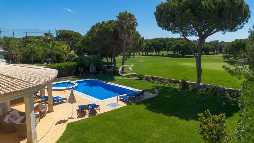 Piscine - Luxury Villa with Golf Course Views in Vilamoura