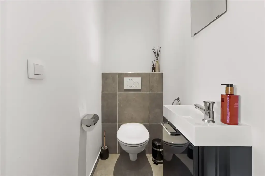 Vannitoad - Stylish Apartment with Canal View in Hasselt