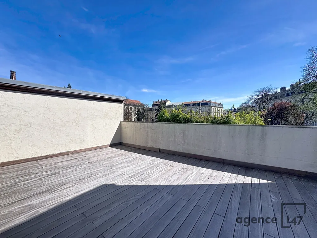 Terrasse - Appartement Rénové avec Terrasse à Nancy