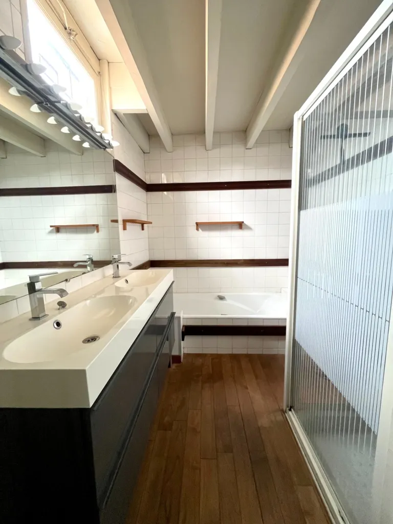 Salles de bain - Duplex Familial en Pierre au Bois du Bouscat