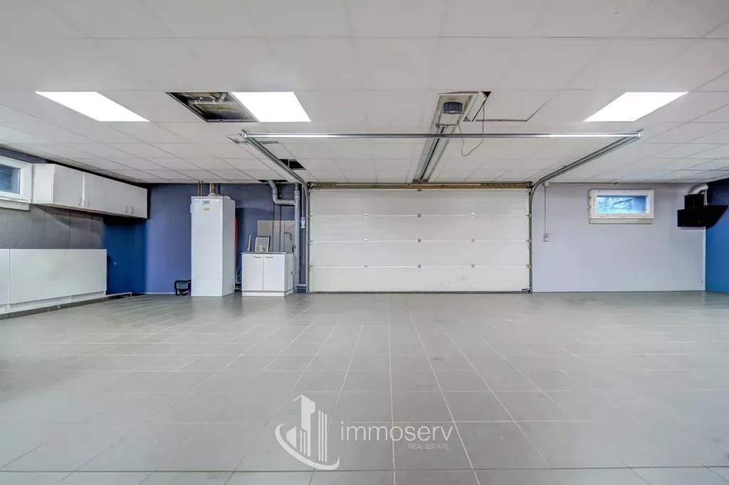 Garage - Villa avec Vue Panoramique et Piscine à Escherange