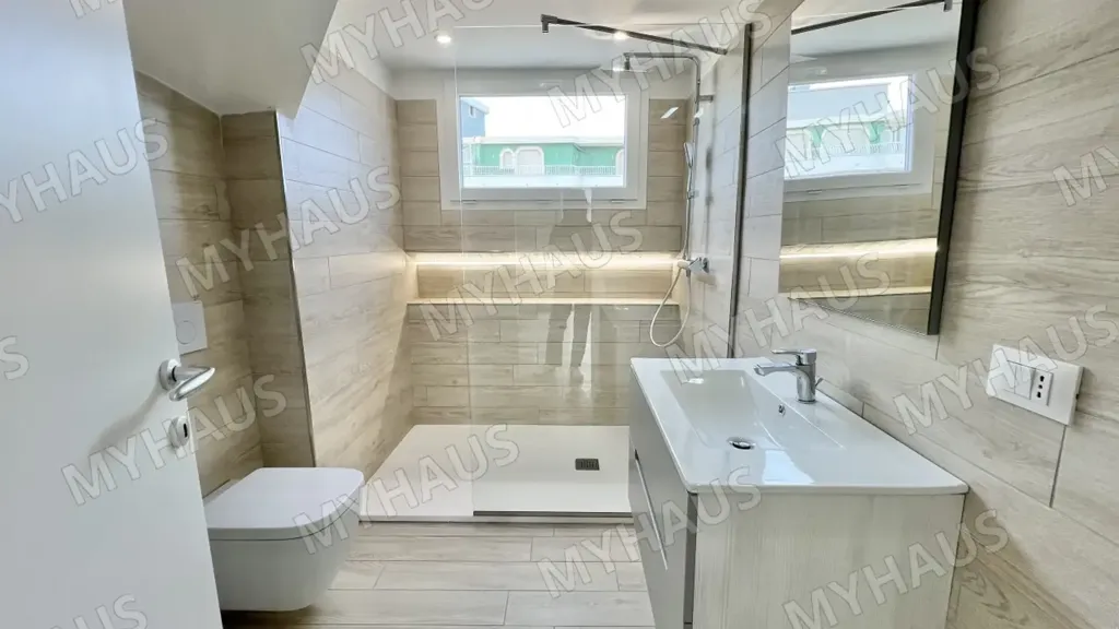 Salles de bain - Seafront Trilocale with Balcony in Cervia