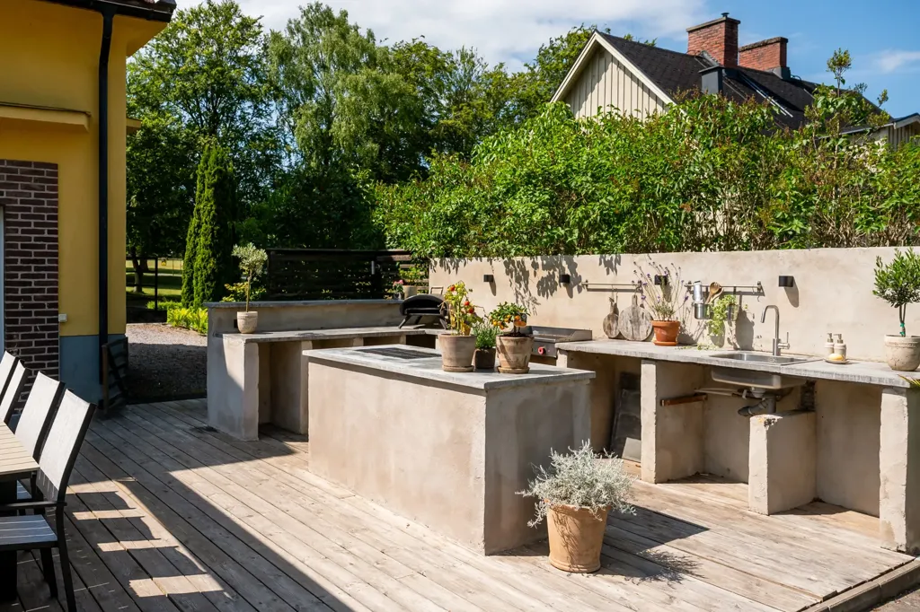 Terrasse - Generous Family Home with Development Potential in Tyringe