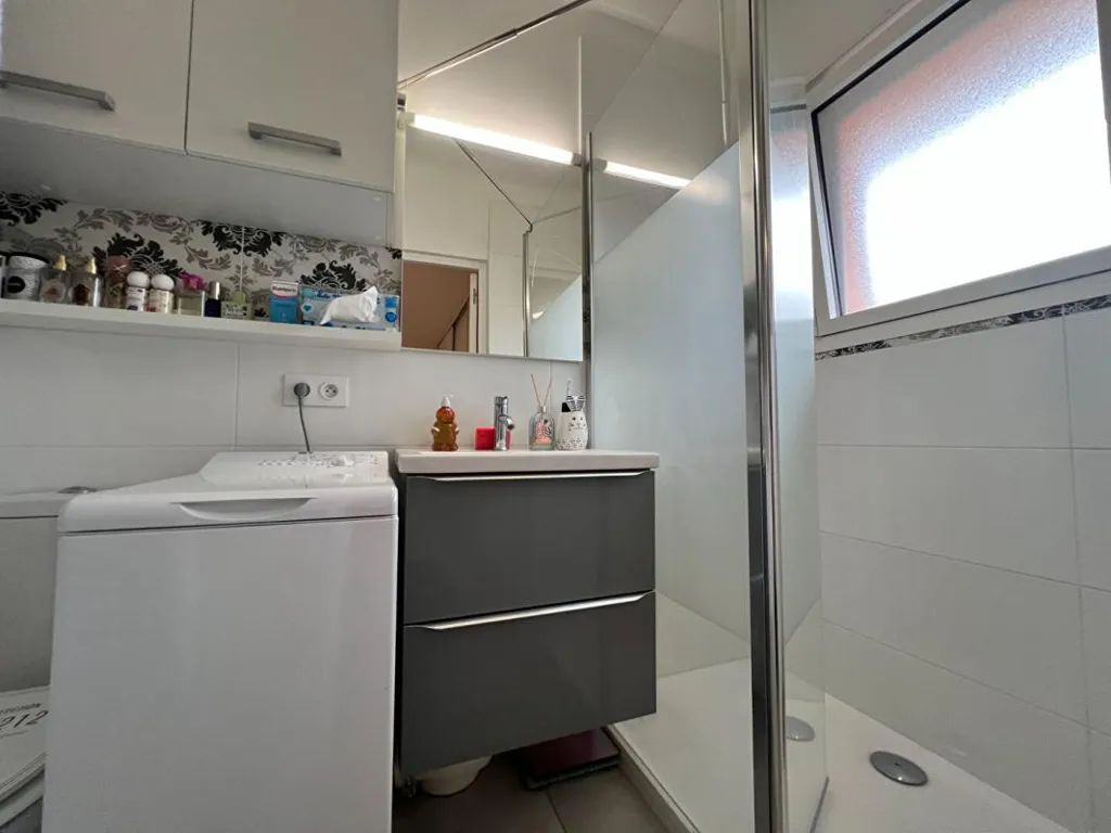 Salles de bain - Studio Rénové avec Jardinet à Cannes