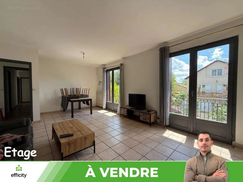 Séjour - Maison avec Balcon et Jardin dans un Secteur Calme à Lhommaizé