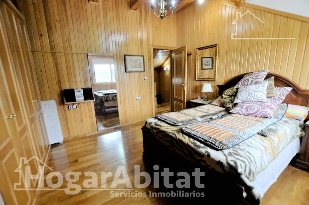 Chambres - Semi-New Chalet with Terrace in Monserrat