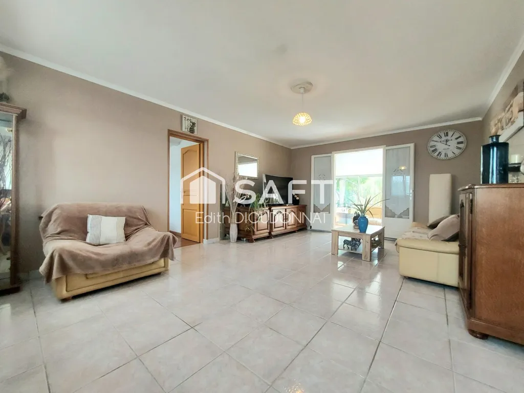 Living Room - House with Heated Veranda in Saint-Vincent-sur-Graon