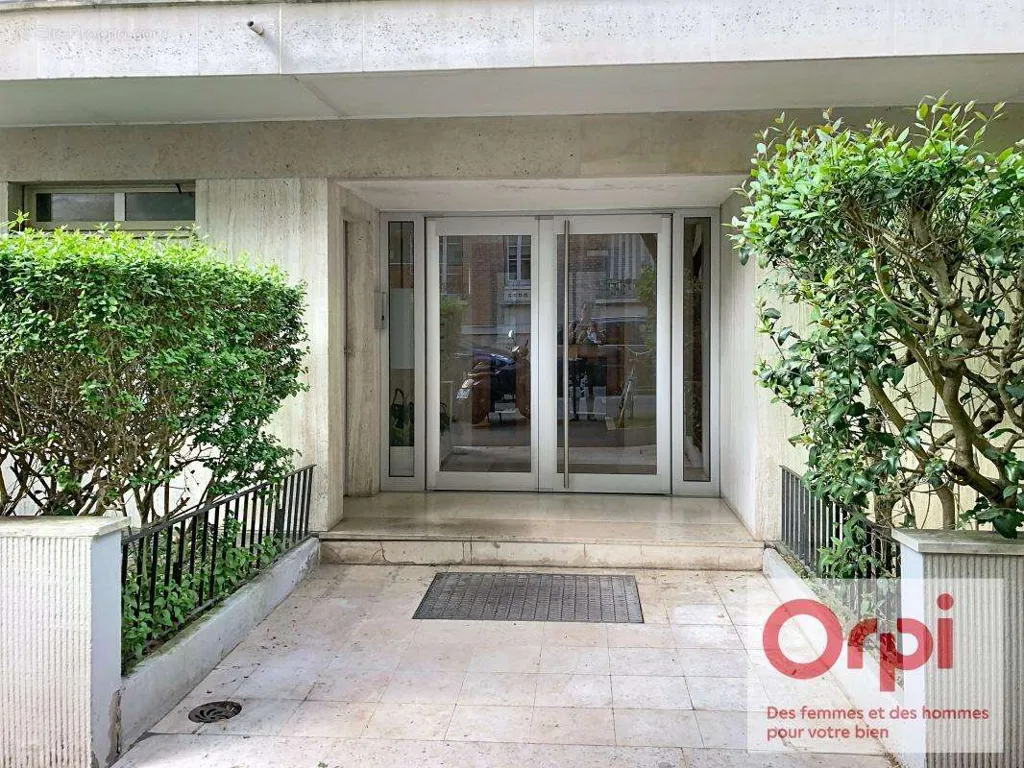Esik - 2-Bed Apartment with Balcony in Issy-les-Moulineaux