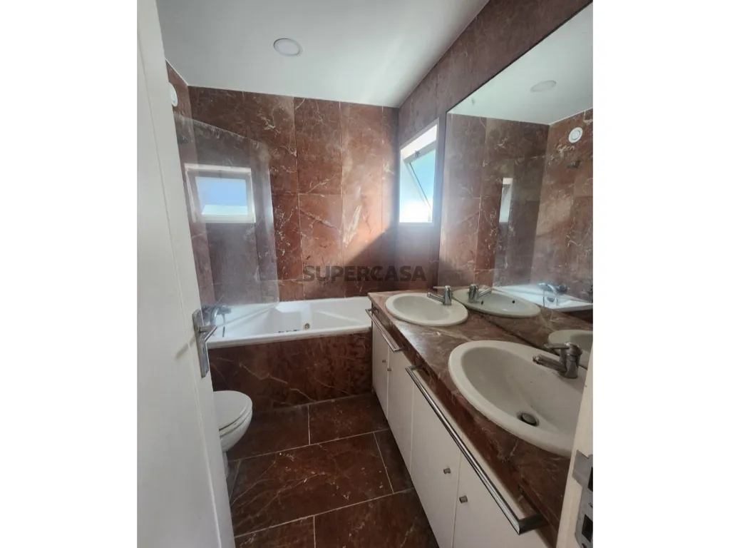 Salles de bain - Apartment with Garage near Lordelo do Ouro